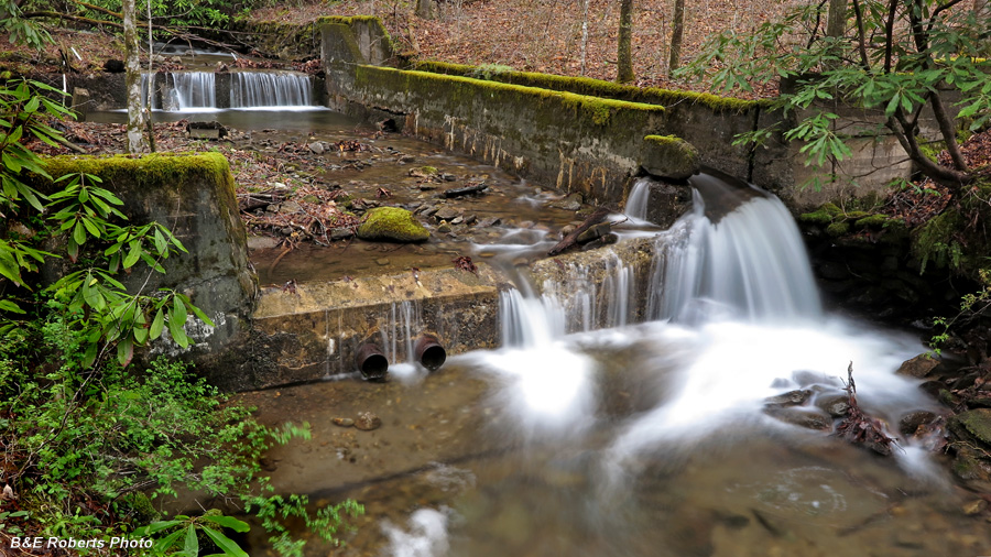 Weir-spillway