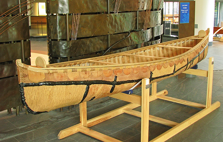 Birchbark_canoe