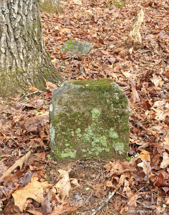 Fieldstone_grave_marker