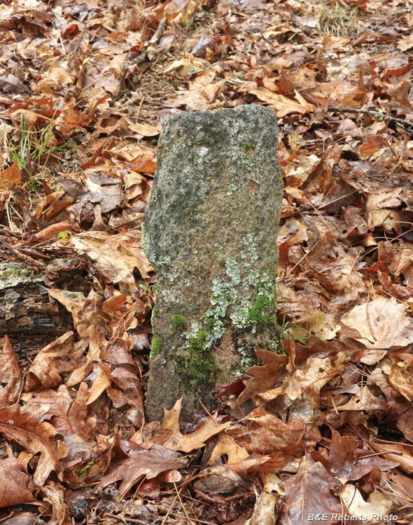 Fieldstone_grave_marker