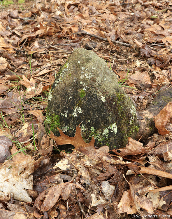 Fieldstone_grave_marker