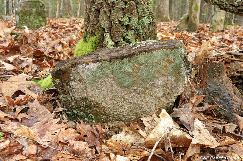 Fieldstone_grave_marker