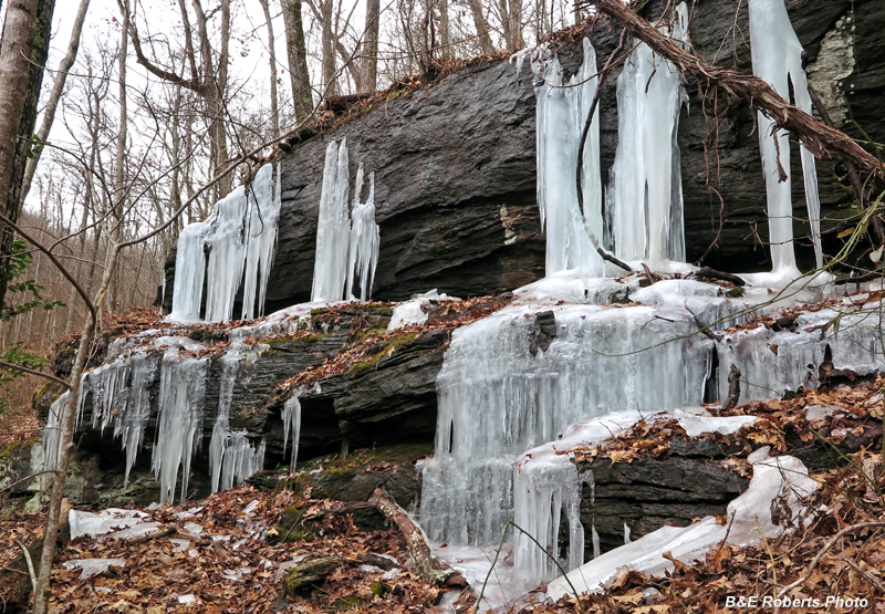 Icicles_on_ledge