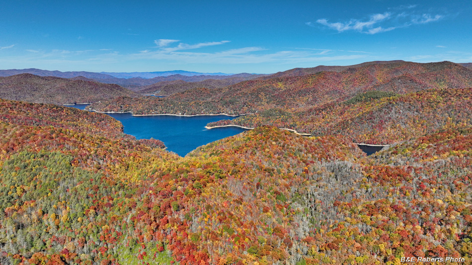 Nantahala_lake_foliage