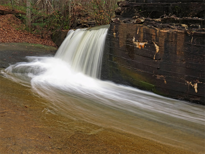 Lower_dam_overflow