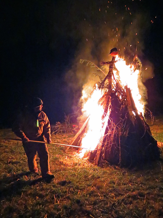 Bonfire_lighting