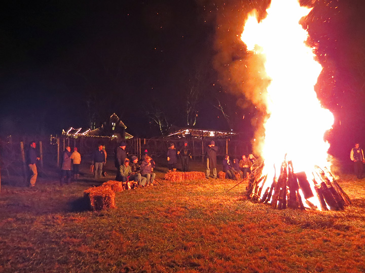 Bonfire_crowd