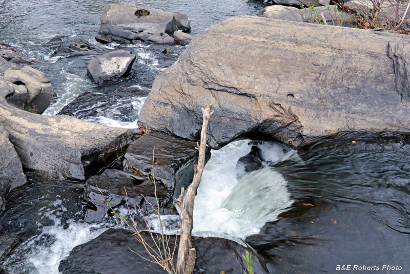 Waterflow_under_ledge